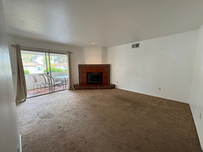 Building Photo - Alluring Two Bedroom and Bath unit in Bell...