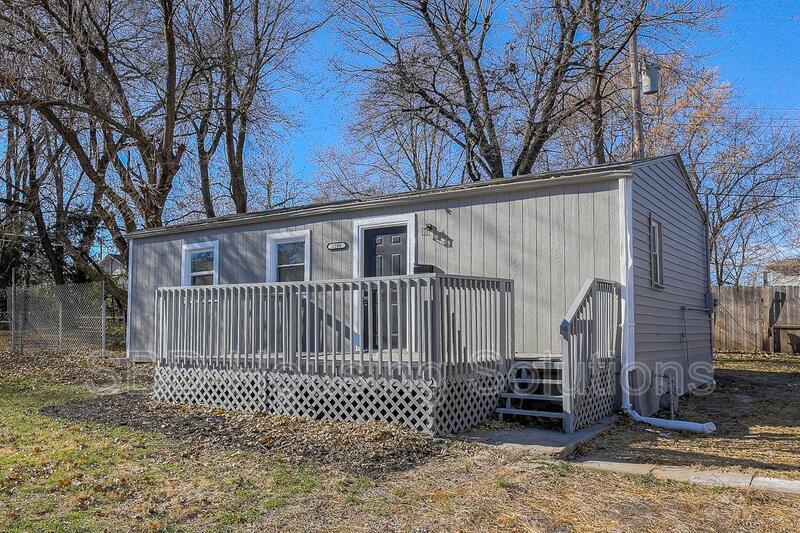 Primary Photo - 2206 S Cedar Ave