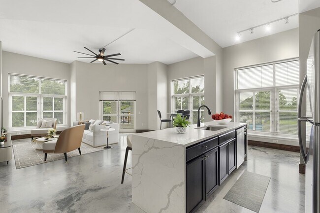 Foto del edificio - Large Corner Condo with a View