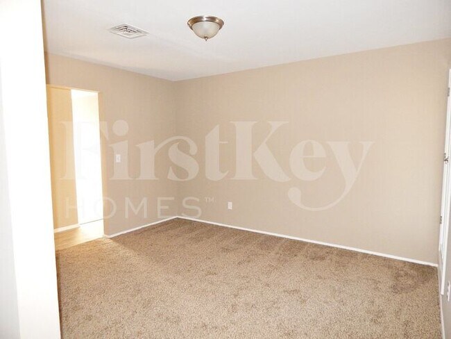 Building Photo - 3070 Durwood Dr