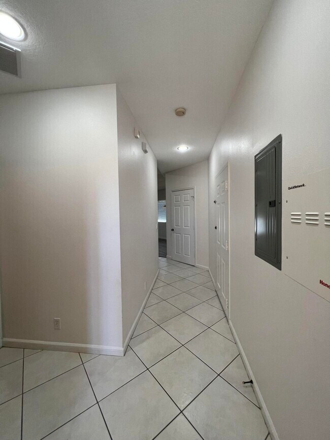 Building Photo - 8948 Sandshot Ct