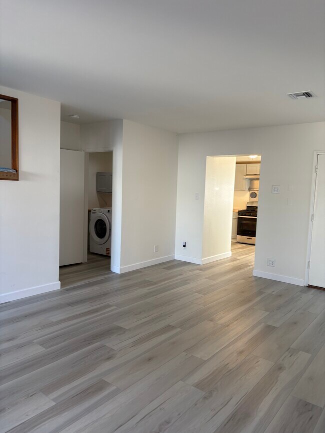 Sala de estar - 2037 N Brighton St