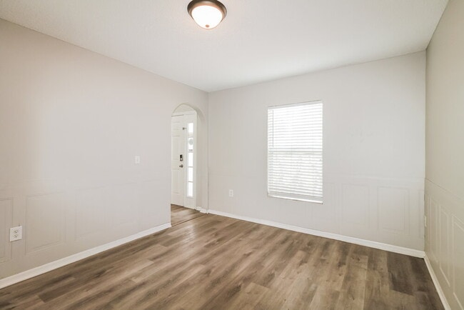 Building Photo - 5342 Woodridge Ln
