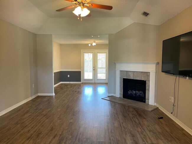 Foto del edificio - Spacious & Clean 3/2 in Sweet Gum Village ...