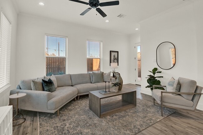 Foto del edificio - 6635 T C Jester Blvd