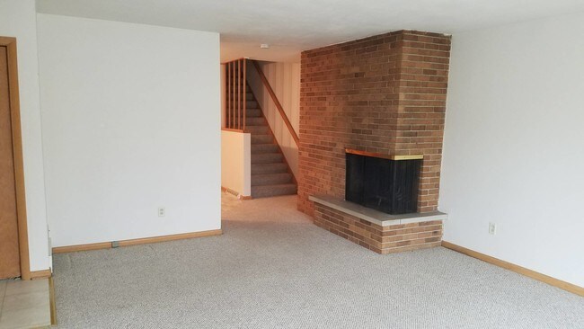Building Photo - 712 Medford Dr