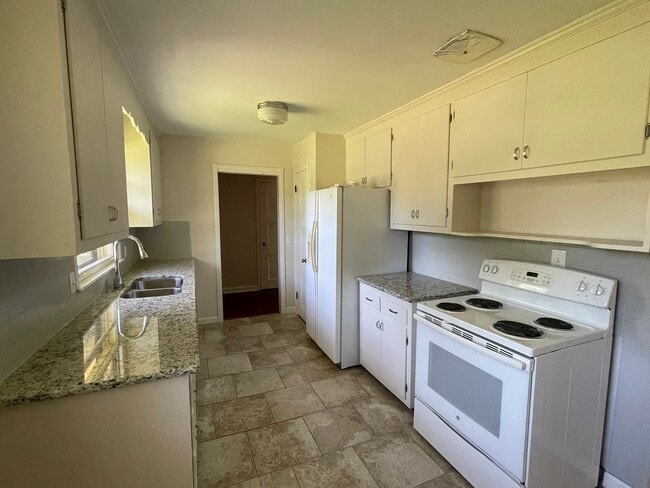 Kitchen - 2800 Glenoaks Dr