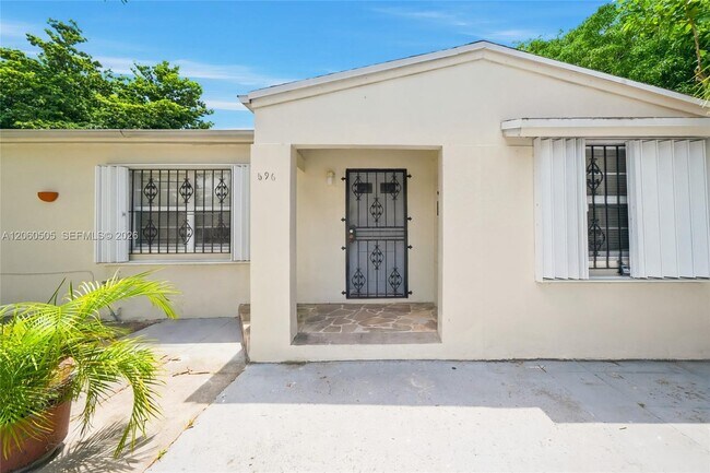 Foto del edificio - 596 NW 109th St