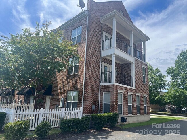 Foto del edificio - 8728 Arbor Creek Dr