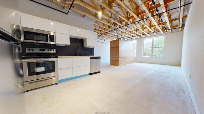 Building Photo - 305 W 27th St
