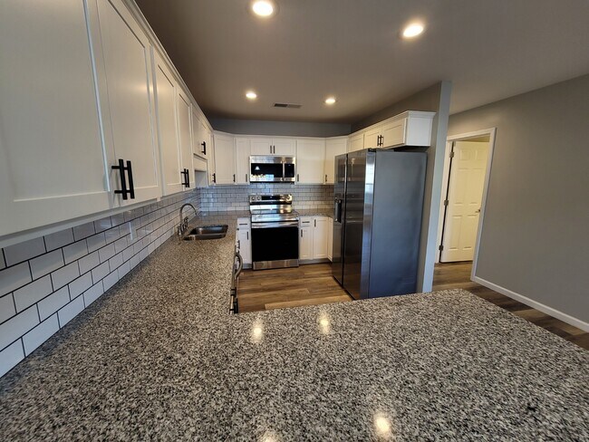 Foto del edificio - 232-234 Longwood Ln.