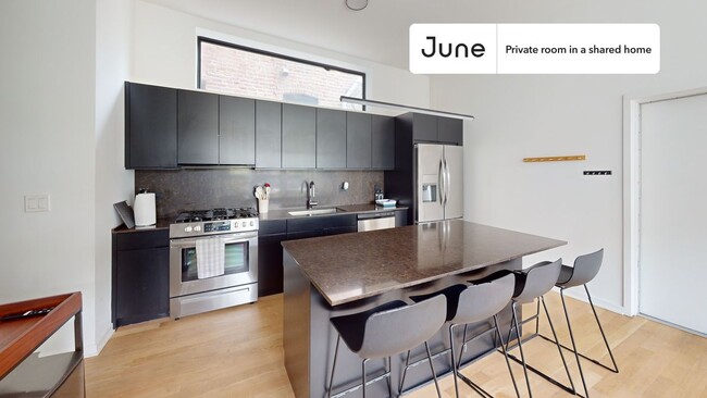Building Photo - Private bedroom in 4 bed/3.5 bath Home