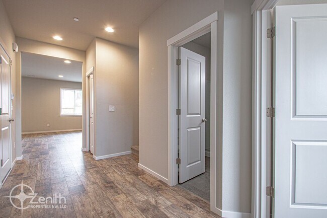 Building Photo - 7014 N 94th Ave