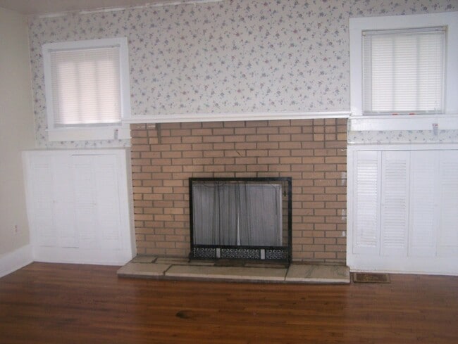 Building Photo - 3 Bdrm / 1.5 Bath in great location in Bri...