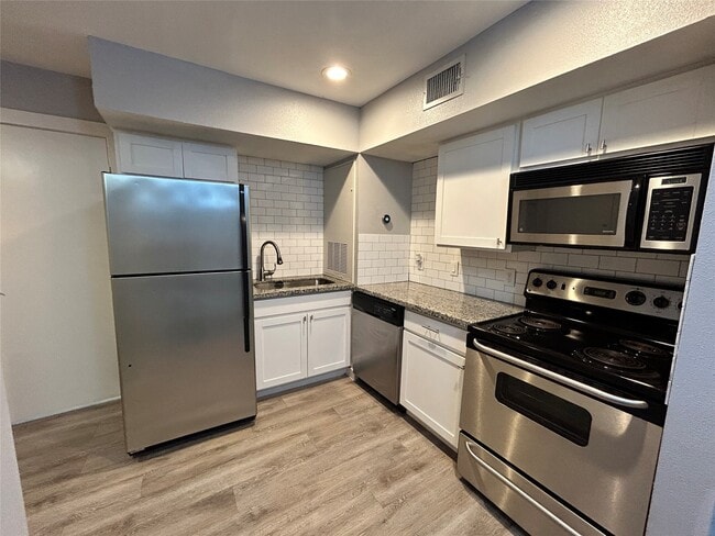 Building Photo - 2807 Beauchamp St