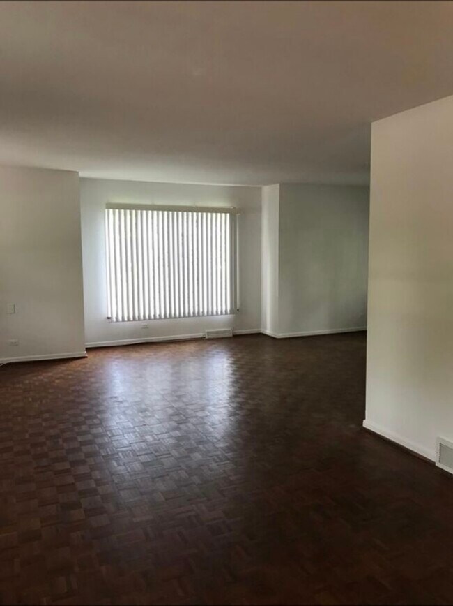 Building Photo - 2585 Longmeadow Dr