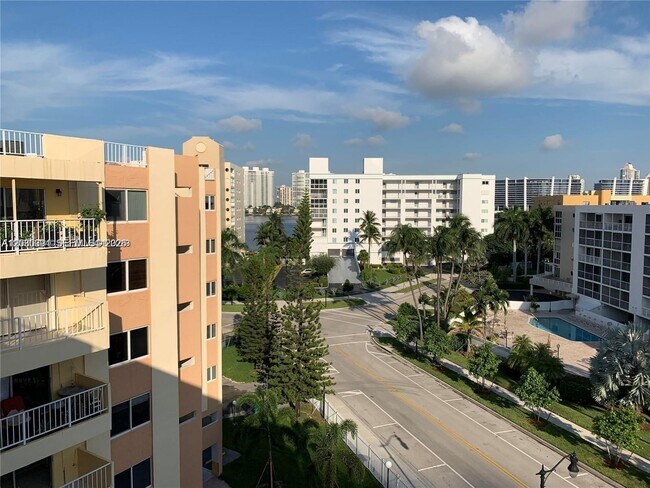 Foto del edificio - 200 178th Dr
