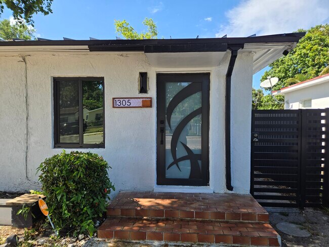 Building Photo - 1305 NE 146th St