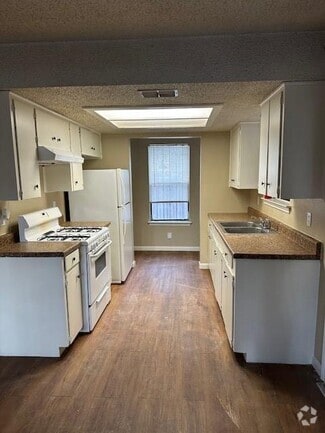 Building Photo - 5006 Sara Dr