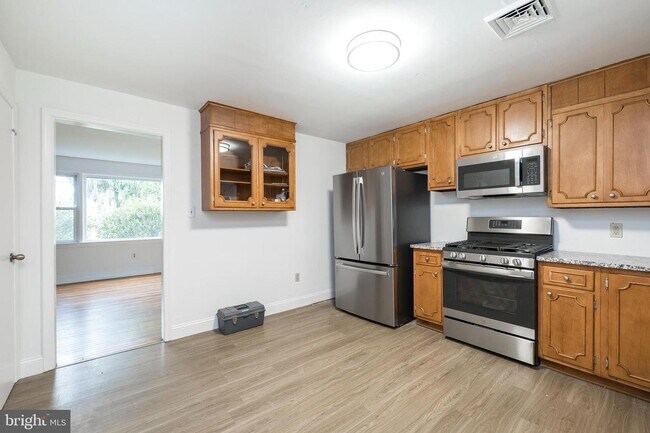 Building Photo - 2055 W Chester Rd