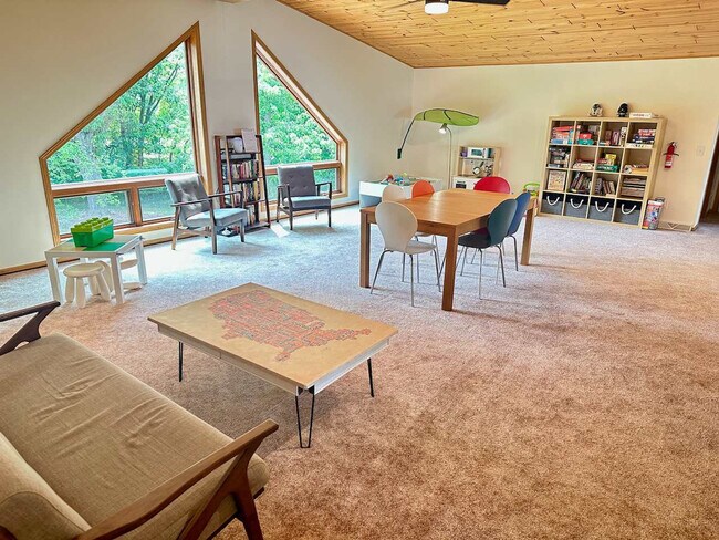 Foto del edificio - 222 Grouse Dr