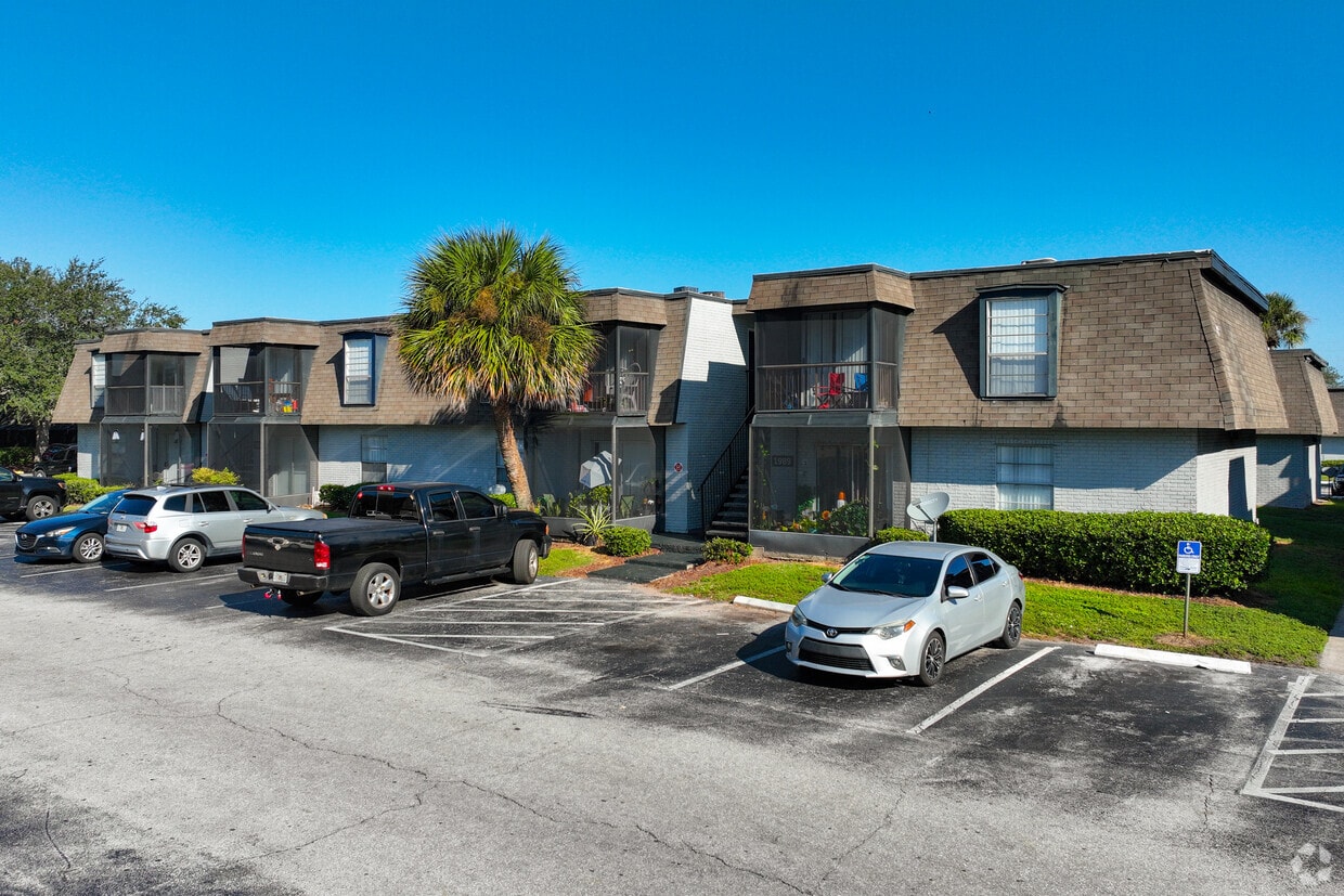 Primary Photo - The Villas At Pinecrest