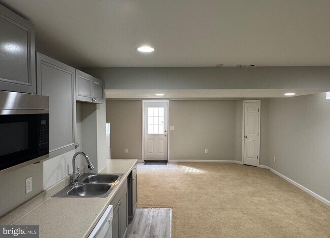 Building Photo - 29 Newbury Dr