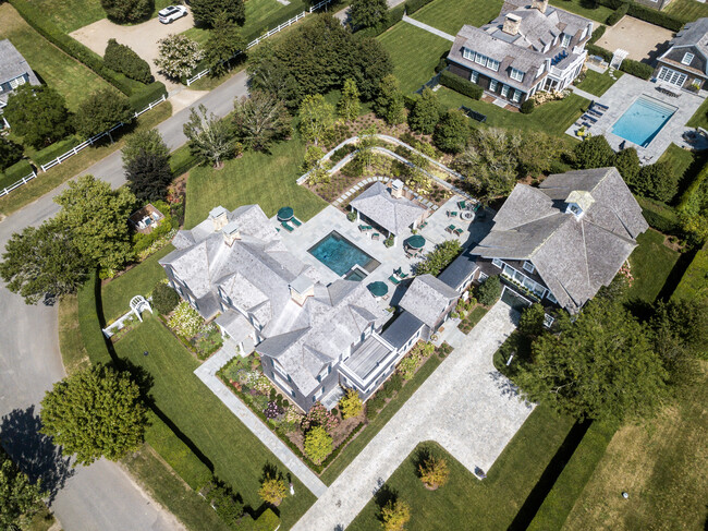 Building Photo - 3 Field Club Dr