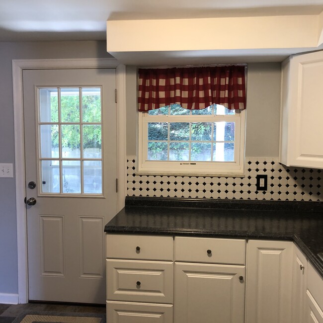 Kitchen - 733A Cribbs St