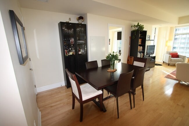 Building Photo - 235 Kent St