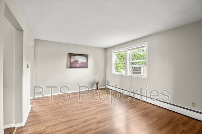 Building Photo - 305 N Pleasant View St