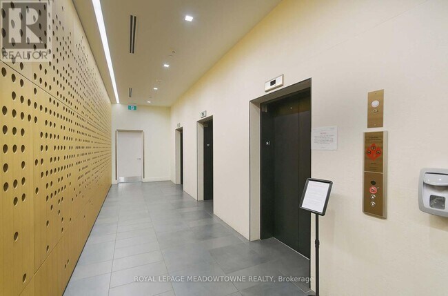 Photo du bâtiment - 2520 Eglinton Ave W