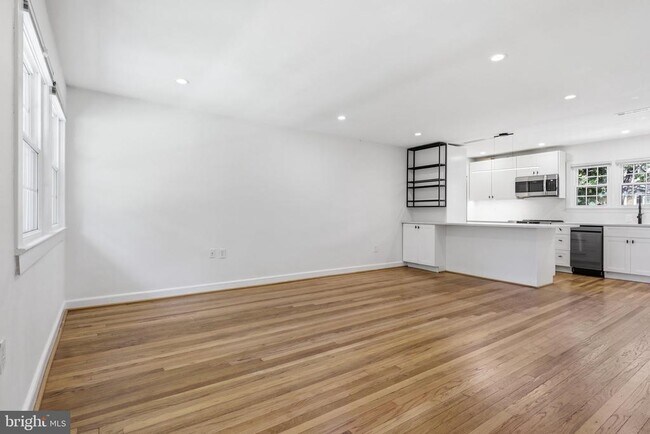 Foto del edificio - 465 Hampton Ct