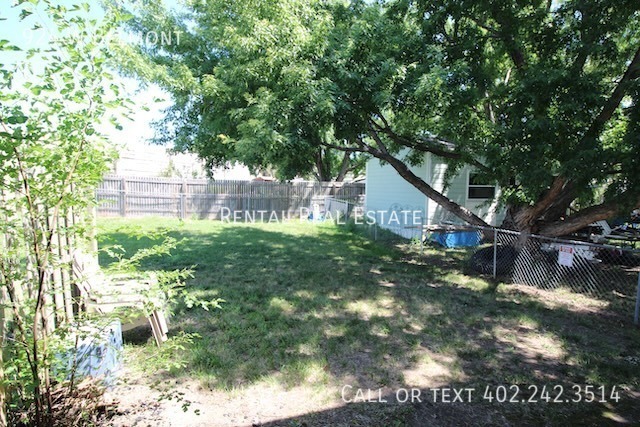 Building Photo - 924 W Belmont Ave