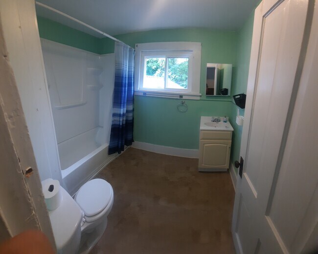 Baño - 538 E Main St