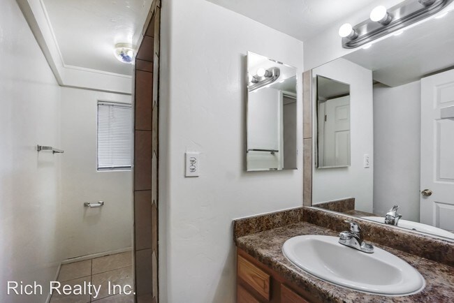 Building Photo - 2 br, 1 bath House - 4204 E. Flower Street