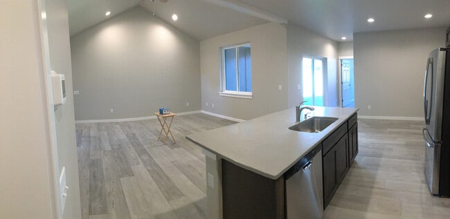 Foto del edificio - Modern Townhome with Heated Garage