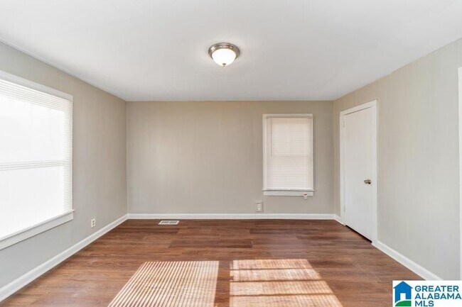 Building Photo - 908 Hillcrest Ave