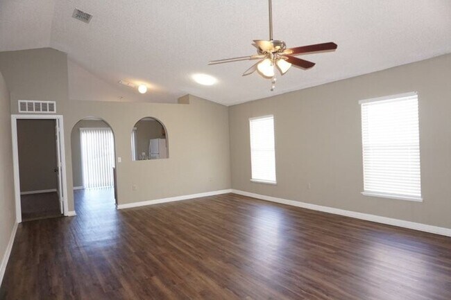 Foto del edificio - 3 bedroom 2 bath house