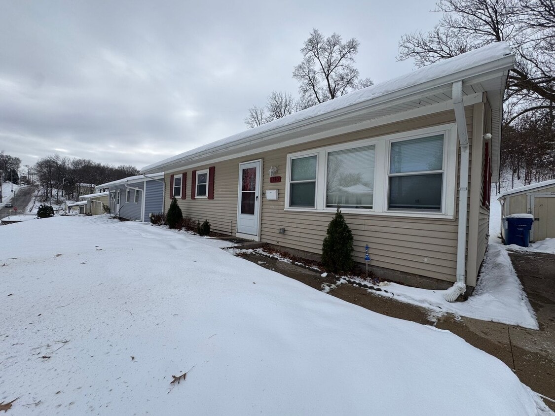 Foto principal - 3 bedroom 1 bath home in Davenport