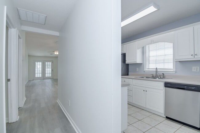 Building Photo - 2 Bedroom 2 Bath Townhouse