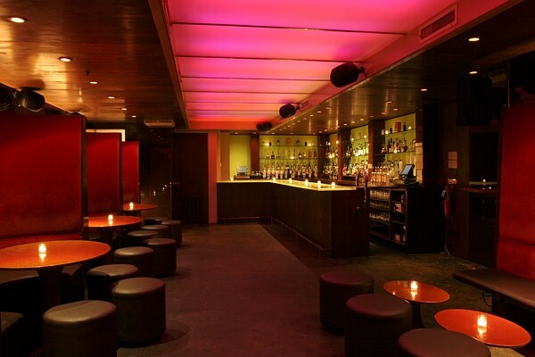 Restaurant/Bar- en la planta baja - 302 Broome St