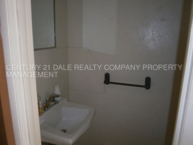 Building Photo - Great Townhome in West York Schools