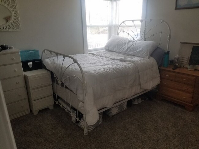 Building Photo - 300 W Hill Ct