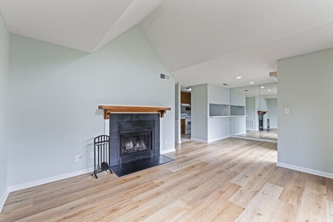Foto del edificio - 1 bedroom, 1 bath unit Available NOW