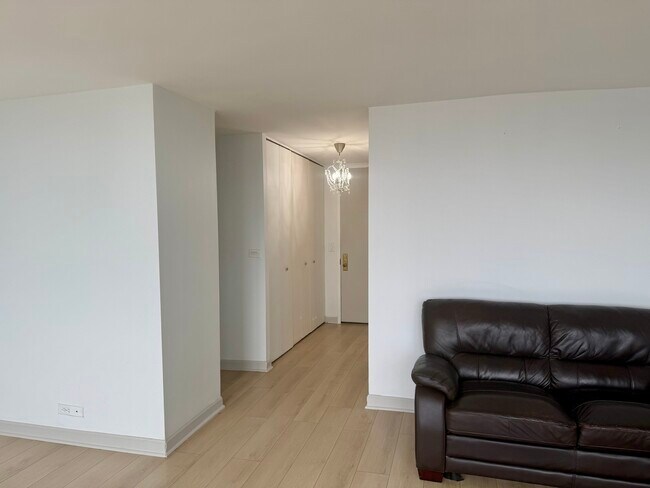 Foto del edificio - 655 W Irving Park Rd