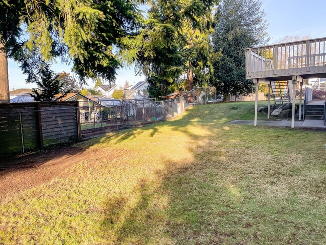 Building Photo - Immaculate Kirkland Split-Level with Stunn...