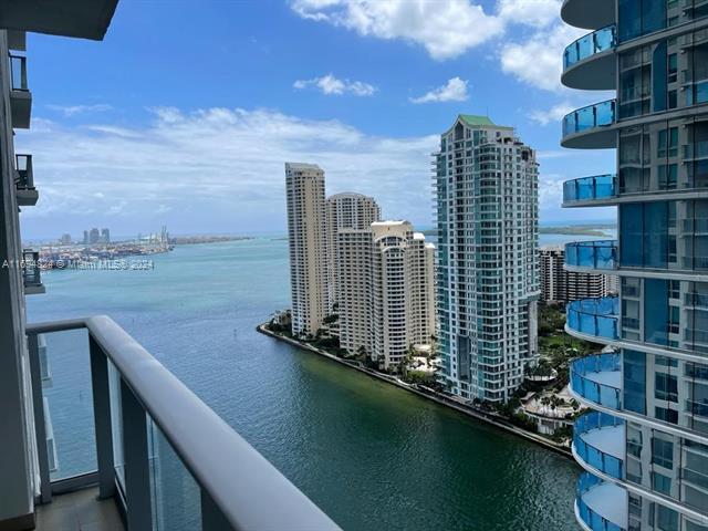 Foto principal - 300 S Biscayne Blvd