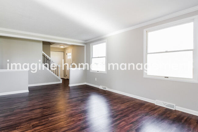 Building Photo - Large, Beautiful 4-Bedroom Colonial Home i...