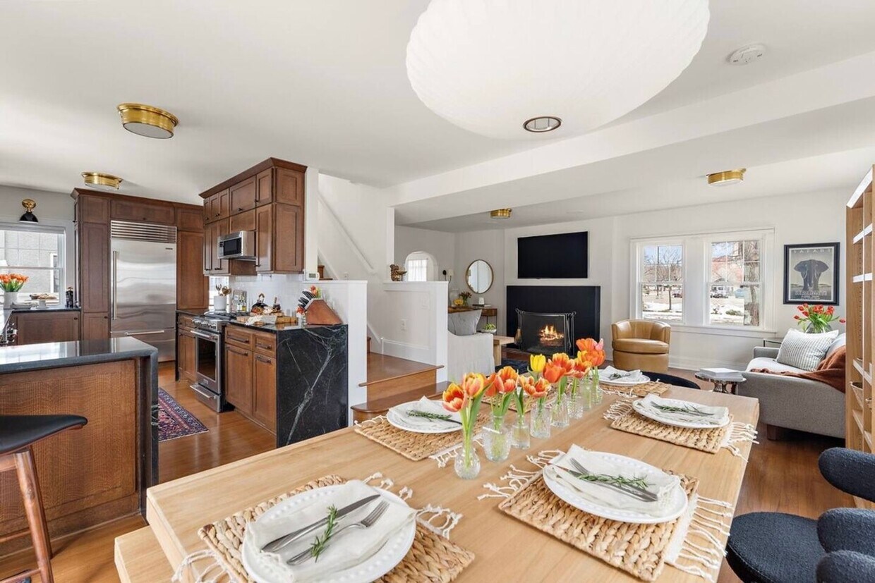 Primary Photo - Fully Furnished Luxury Home – Just 3 Block...